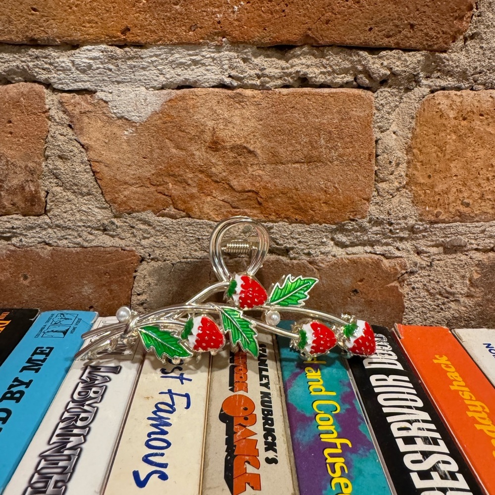 SUSAN ALEXANDRA STRAWBERRY & PEARLS CLAW CLIP - Picture 3 of 4